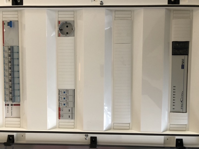 Die Stromversorgung soll unten rechts in den Schaltschrank kommen und nach oben zum FI gehen